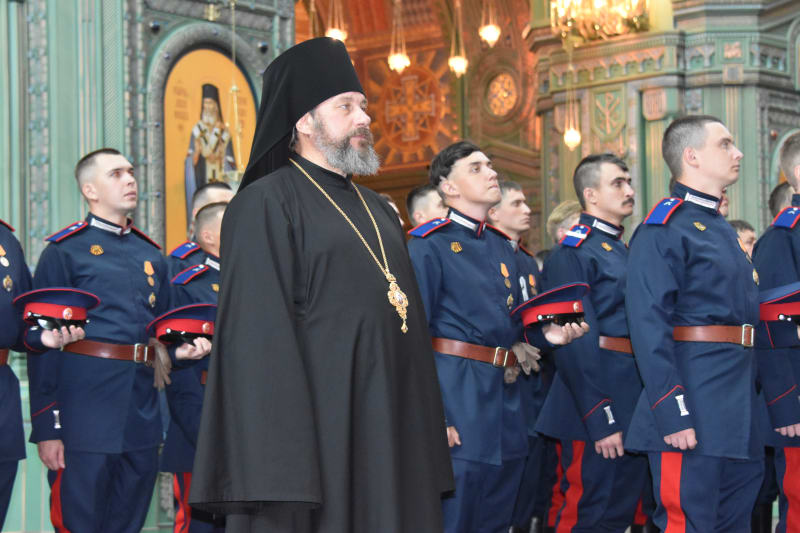Představený hlavního chrámu ruských ozbrojených sil biskup Stefan se modlí společně s kozáky