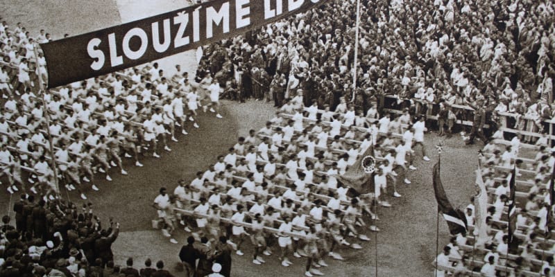 Spartakiáda 1955. Cvičení vojáků s kládami (archiv Ivana Motýla)