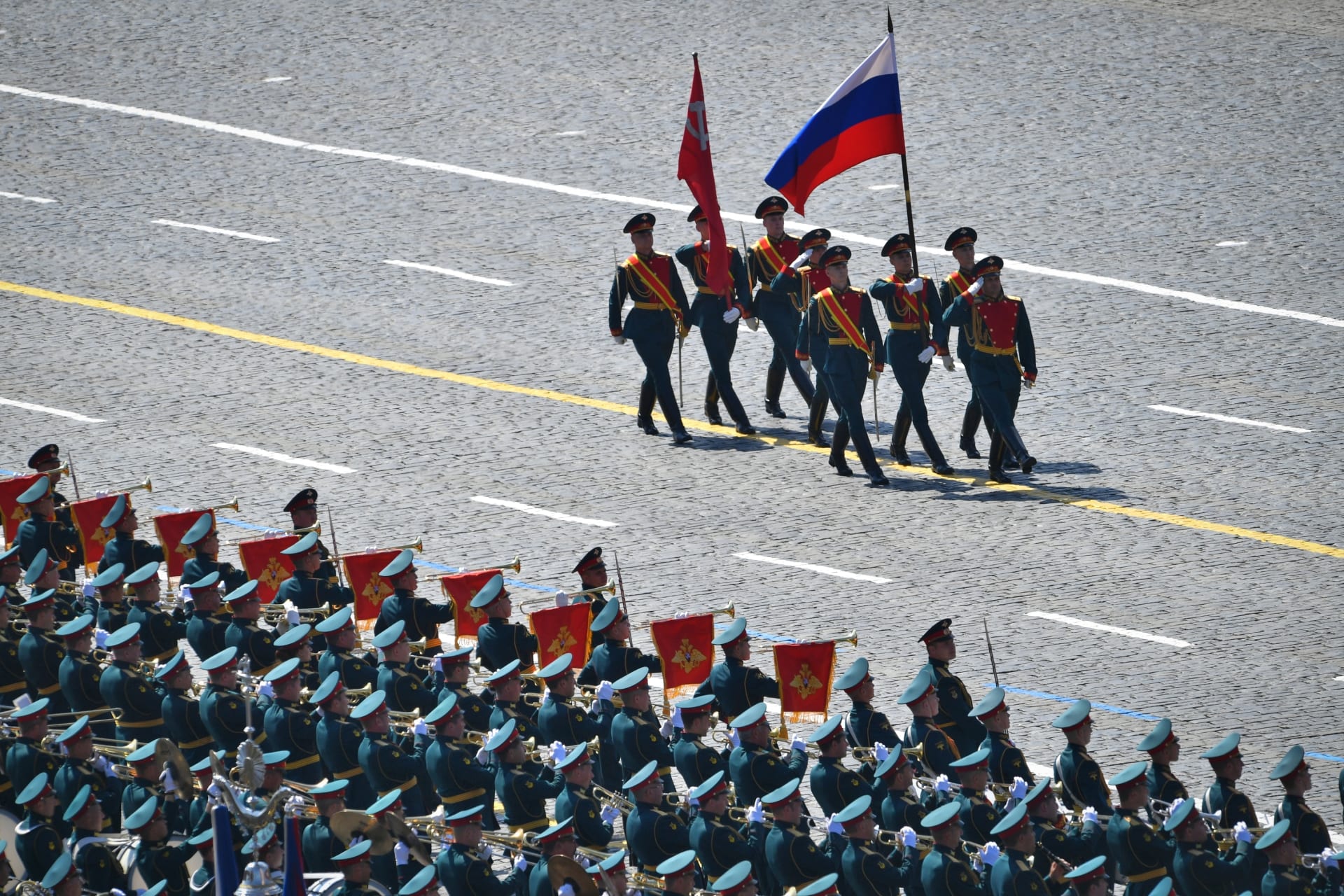 Náhradní datum 24. června ale není náhodné, ruský prezident Vladimir Putin ho vybral, protože před 75 lety se na Rudém náměstí konala přehlídka vítězných sovětských vojsk.