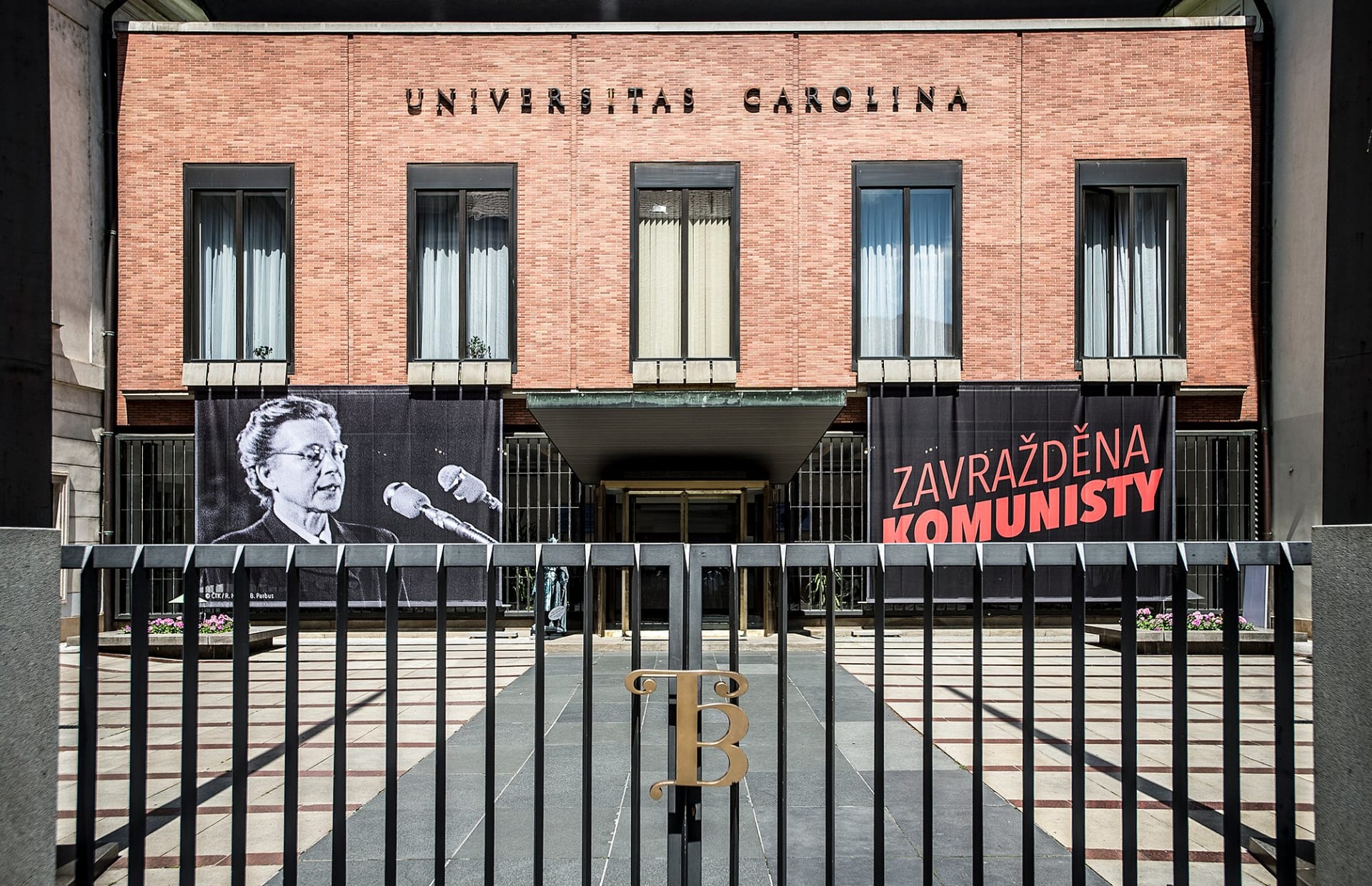 Plakát iniciativy Milada 70: Zavražděna komunisty visí například na budovách Univerzity Karlovy.