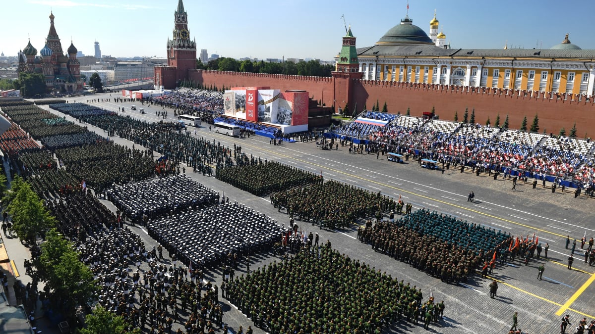 Na Rudém náměstí v centru Moskvy začala přehlídka na počest 75. výročí vítězství nad nacistickým Německem, která se měla konat už 9. května. Kvůli koronavirové pandemii byla odložena. 