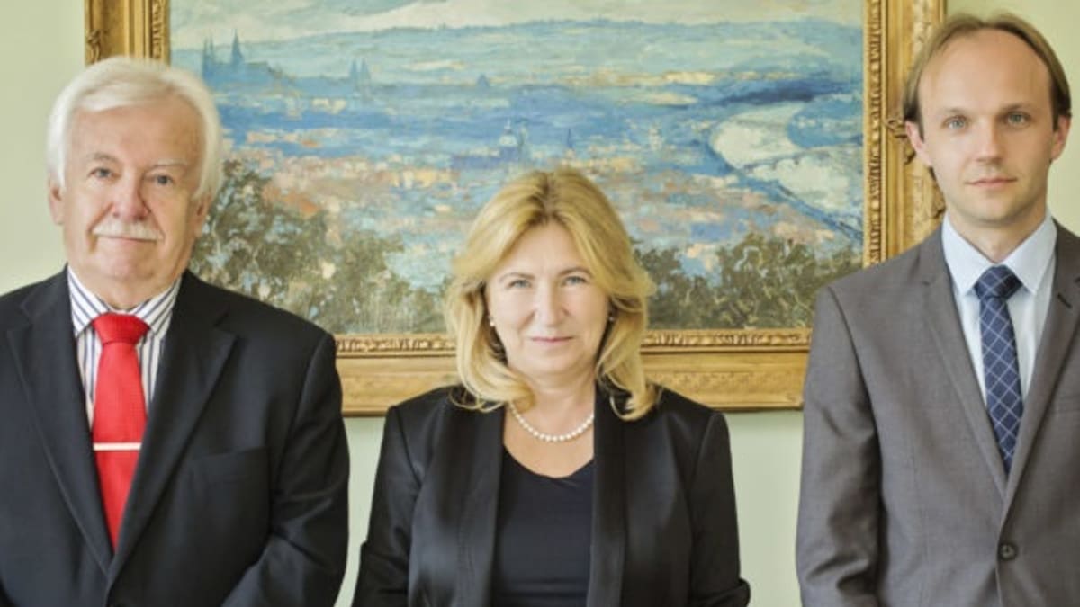 Členové Národní rozpočtové rady (zleva): Richard Hindls, Eva Zamrazilová (předsedkyně Rady), Jan Pavel 