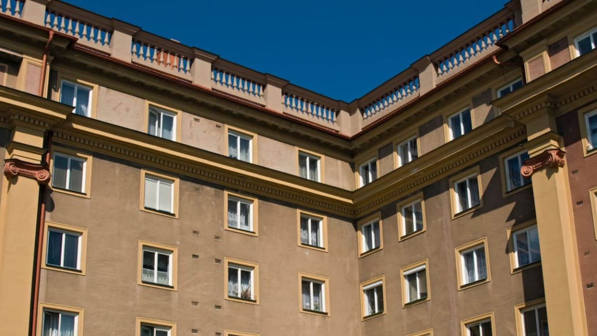 Bytové domy v Porubě zdobí balustrády i jónské sloupy