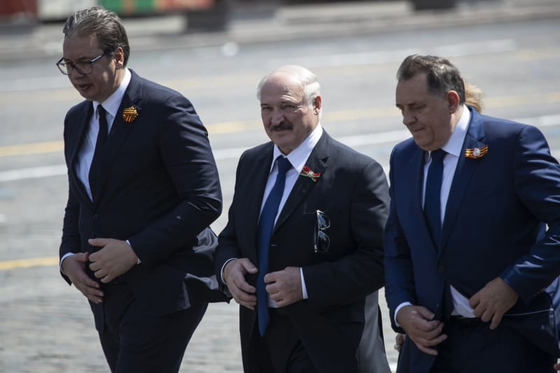 Srbský prezident Aleksandar Vučić (vlevo) a běloruský prezident Alexandr Lukašenko (uprostřed) na vojenské přehlídce