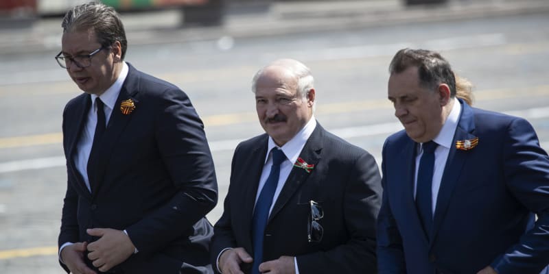 Srbský prezident Aleksandar Vuči (vlevo) a běloruský prezident Alexandr Lukašenko (uprostřed) na vojenské přehlídce