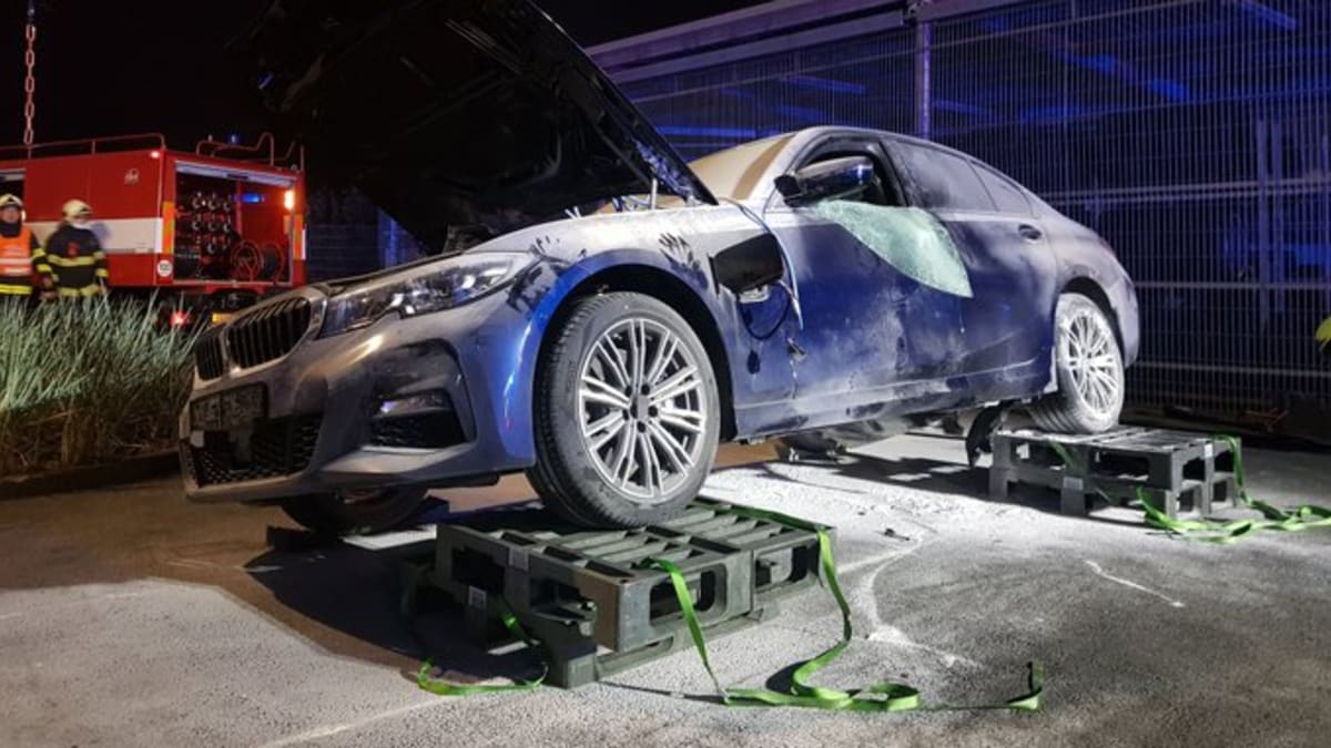 V autoservisu v Čestlicích hořel elektromobil