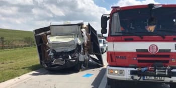 Tragická nehoda na D1: Při střetu dodávky s kamionem zemřeli dva lidé