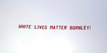 Transparent „White Lives Matter“ nad stadionem Manchesteru vzbudil poprask