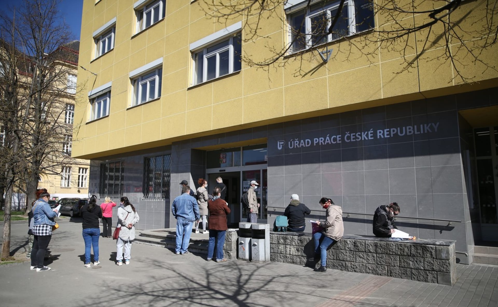 Téměř 14 tisíc žádostí o peněžitou dávku v hmotné nouzi evidují české úřady práce.