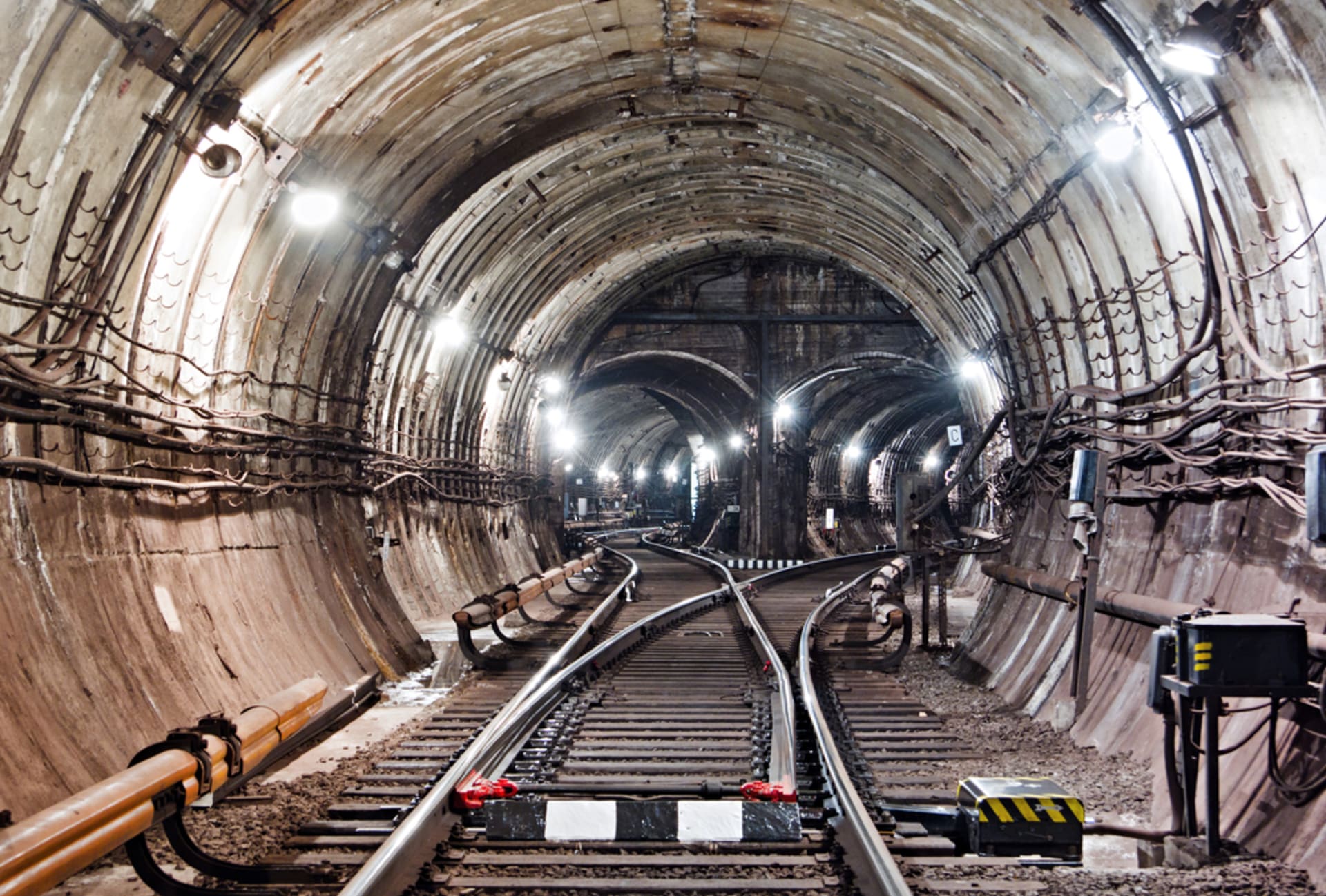 Metro: Kde mají v podzemí barokní lustry a kde leží nejhlubší stanice světa?