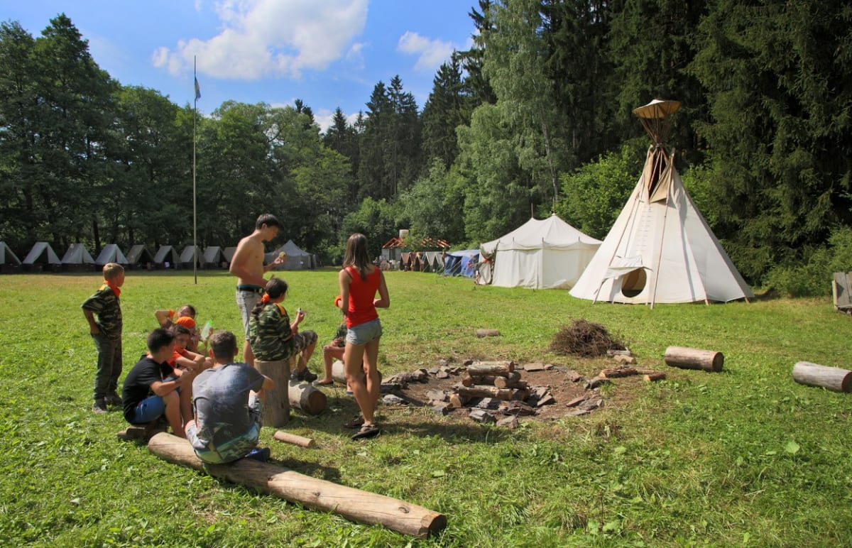 I přes stávající pandemii v České republice mají rodiče o letní tábory zájem. Mnozí organizátoři hlásí více než zpola naplněné kapacity.