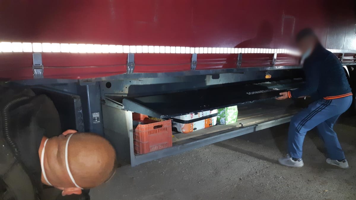 Policisté při kontrole kamionu na D1 našli mezi pneumatikami 5 migrantů