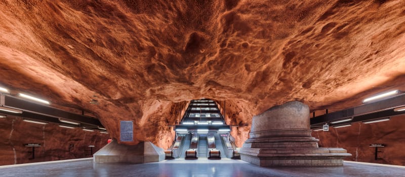 Stockholmská stanice Radhuset připomíná barevnou jeskyni