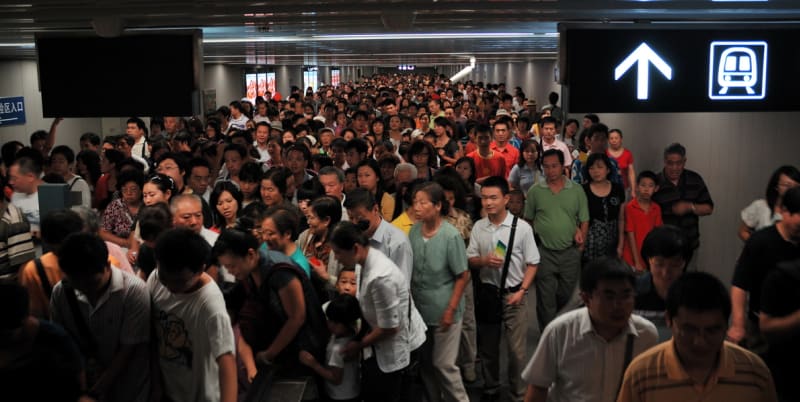 Pekingské metro tradičně praská ve švech
