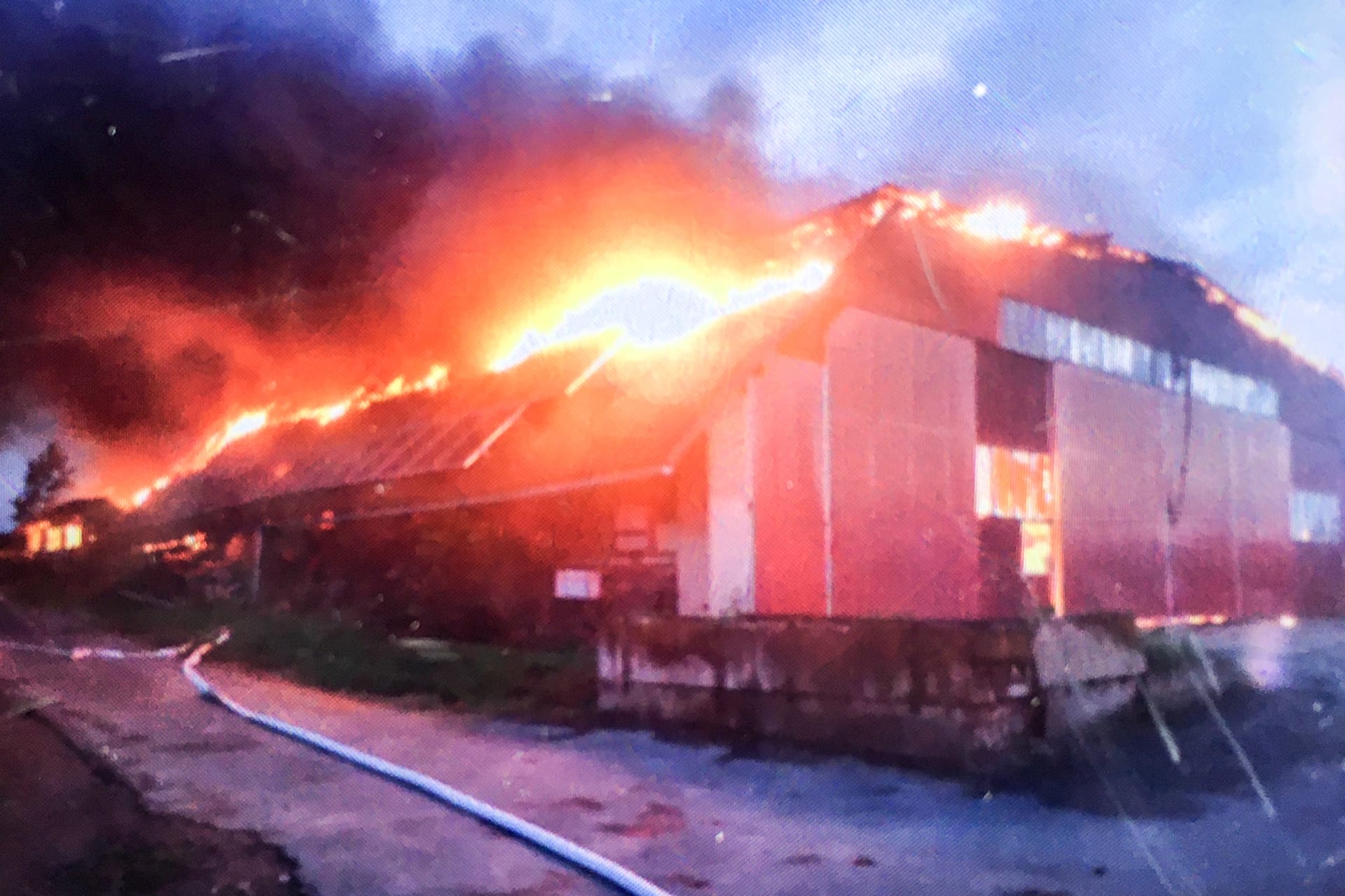 Při požáru na Bruntálsku shořel kombajn, nakladače a traktory