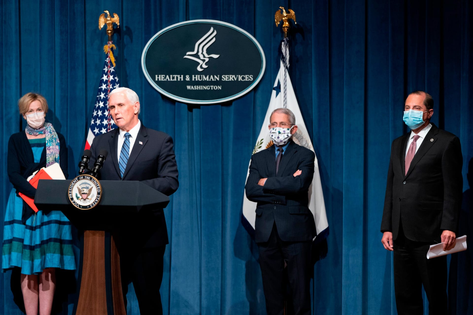 Americký viceprezident Mike Pence se dohodl s leteckými společnostmi na trasování pasažérů
