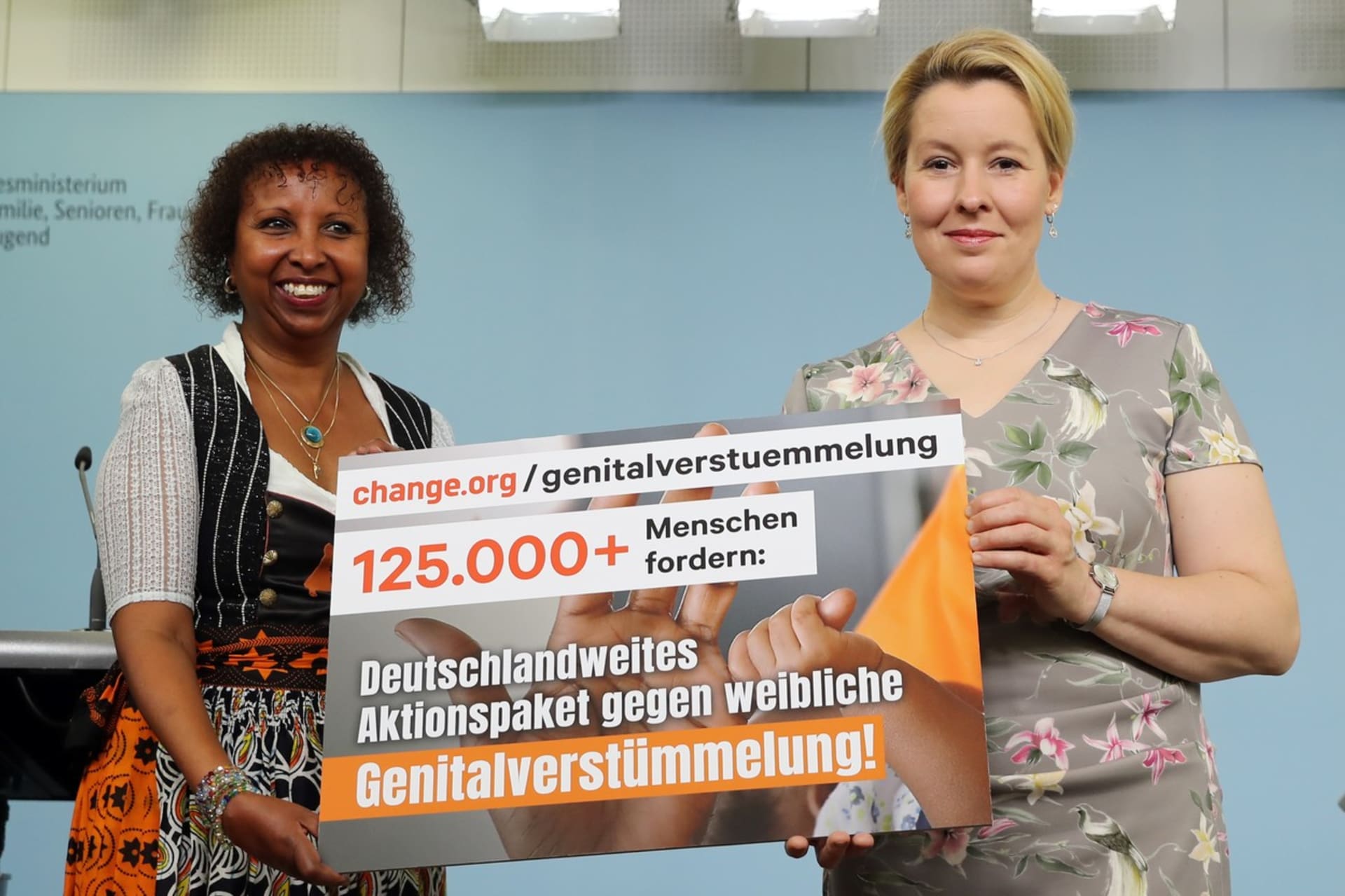 Fadumo Kornová, předsedkyně skupiny NALA, a německá ministryně pro rodinu Franziska Giffey (vpravo) vystoupily na tiskové konferenci v Berlíně na podporu boje proti ženské obřízce.
