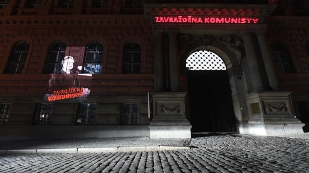 Noční promítání portrétu Milady Horákové na sídlo KSČM