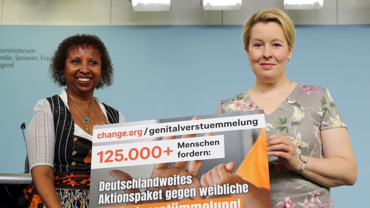 Fadumo Kornová, předsedkyně skupiny NALA, a německá ministryně pro rodinu Franziska Giffey (vpravo) vystoupily na tiskové konferenci v Berlíně na podporu boje proti ženské obřízce.