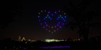 Netradiční uctění obětí koronaviru v Madridu: Oblohu rozzářily desítky dronů