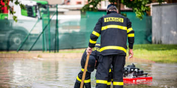 Perný večer moravskoslezských hasičů: Kvůli silným bouřkám vyjížděli ke stovkám zásahů