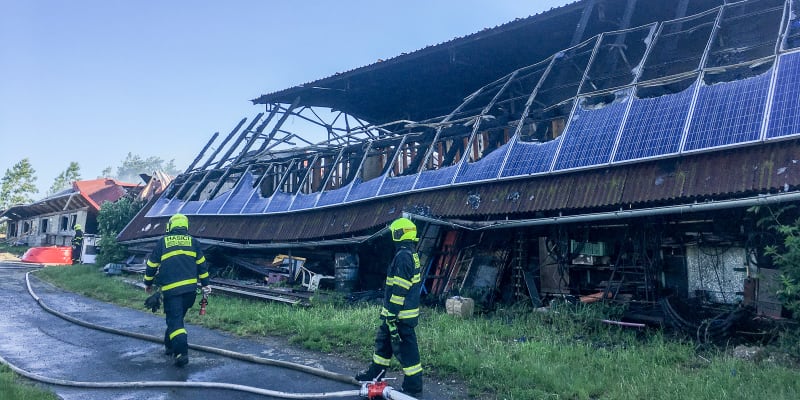 Při požáru na Bruntálsku shořel kombajn, nakladače a traktory
