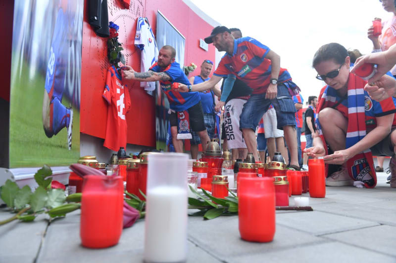 Fanoušci plzeňské Viktorky po celý den nosili květiny a zapalovali svíčky na pietním místě před stadionem (autor: Michal Beranek/CNC)