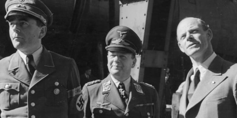 Erhard Milch (uprostřed), první ředitel předválečné společnosti Deutsche Luft Hansa. Vlevo Albert Speer, vpravo Willy Messerschmitt