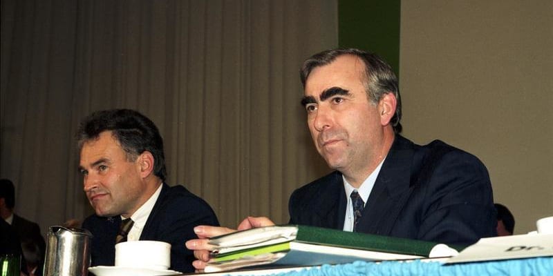 Ministr financí ve spolkovém kabinetu Helmuta Kohla Theo Waigel (vpravo). Jeho úkolem bylo připravit privatizaci Lufthansy. Zde na snímku z 18. listopadu 1989.