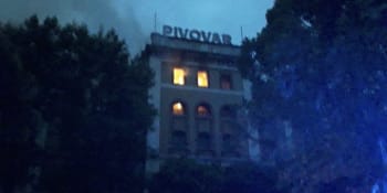 Ve Vratislavicích na Liberecku hoří pivovar. Zranění jsou dva hasiči