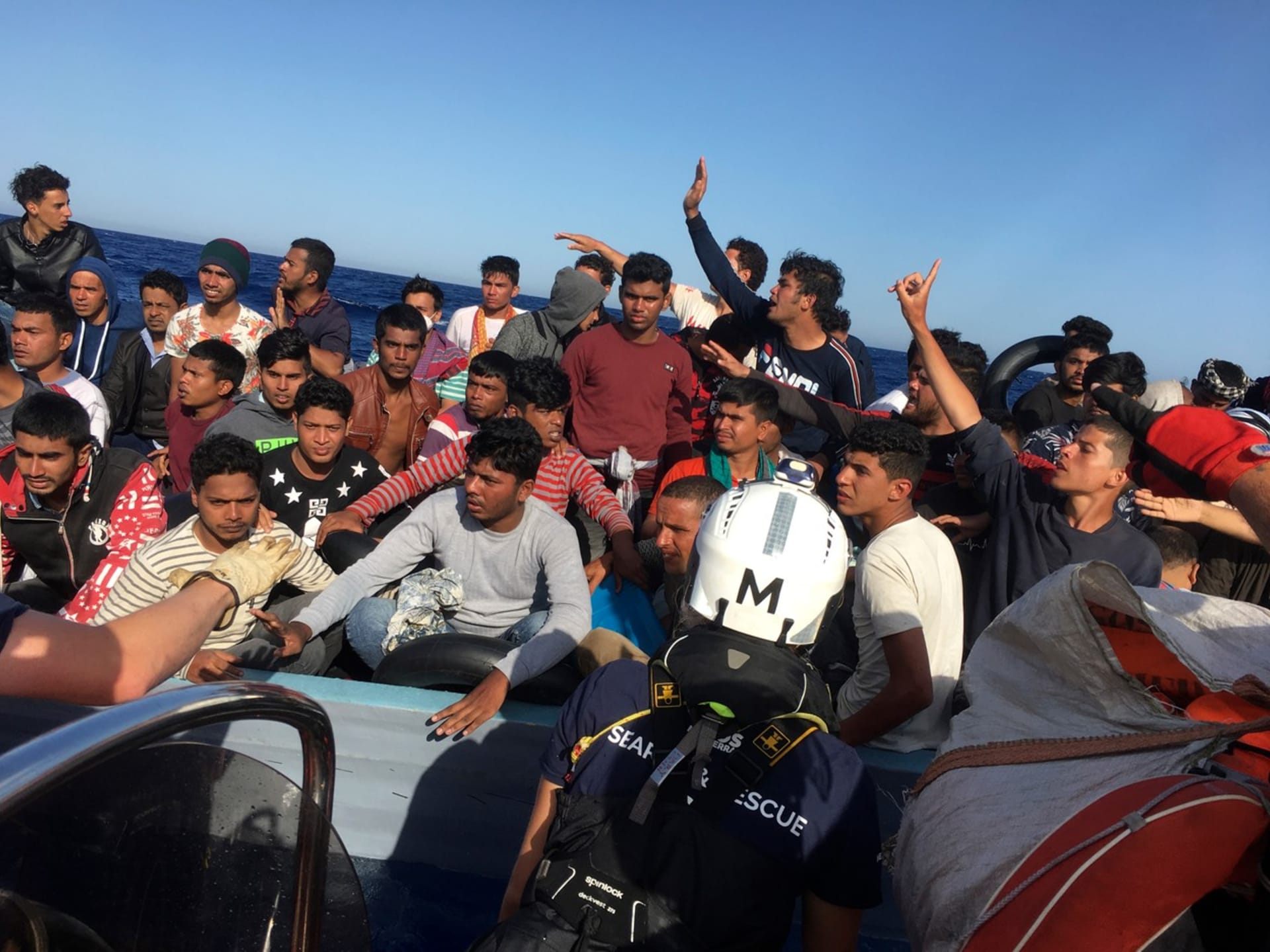Skupina několika desítek migrantů, které 25. června zachránila nedaleko italského ostrova Lampedusa loď Ocean Viking