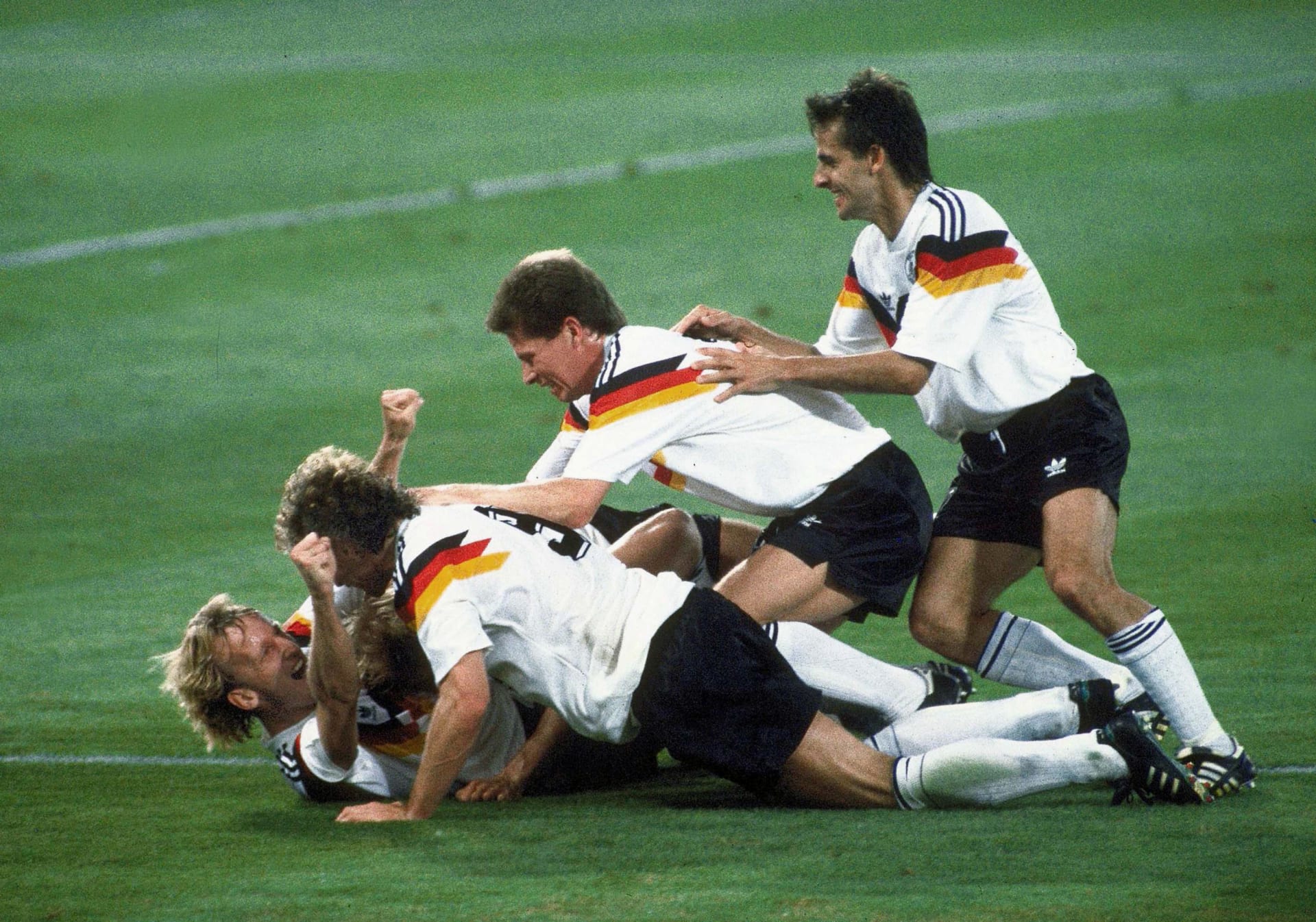 Německý fotbalista Jürgen Kohler (vpravo nahoře) se raduje se spoluhráči z německé reprezentace ze zisku titulu mistrů světa na šampionátu 1990 v Itálii. Ke 30. výročí zápasu ČeskoslovenskoNěmecko 0:1 poskytl Kohler CNN Prima NEWS exkluzivní rozhovor.
