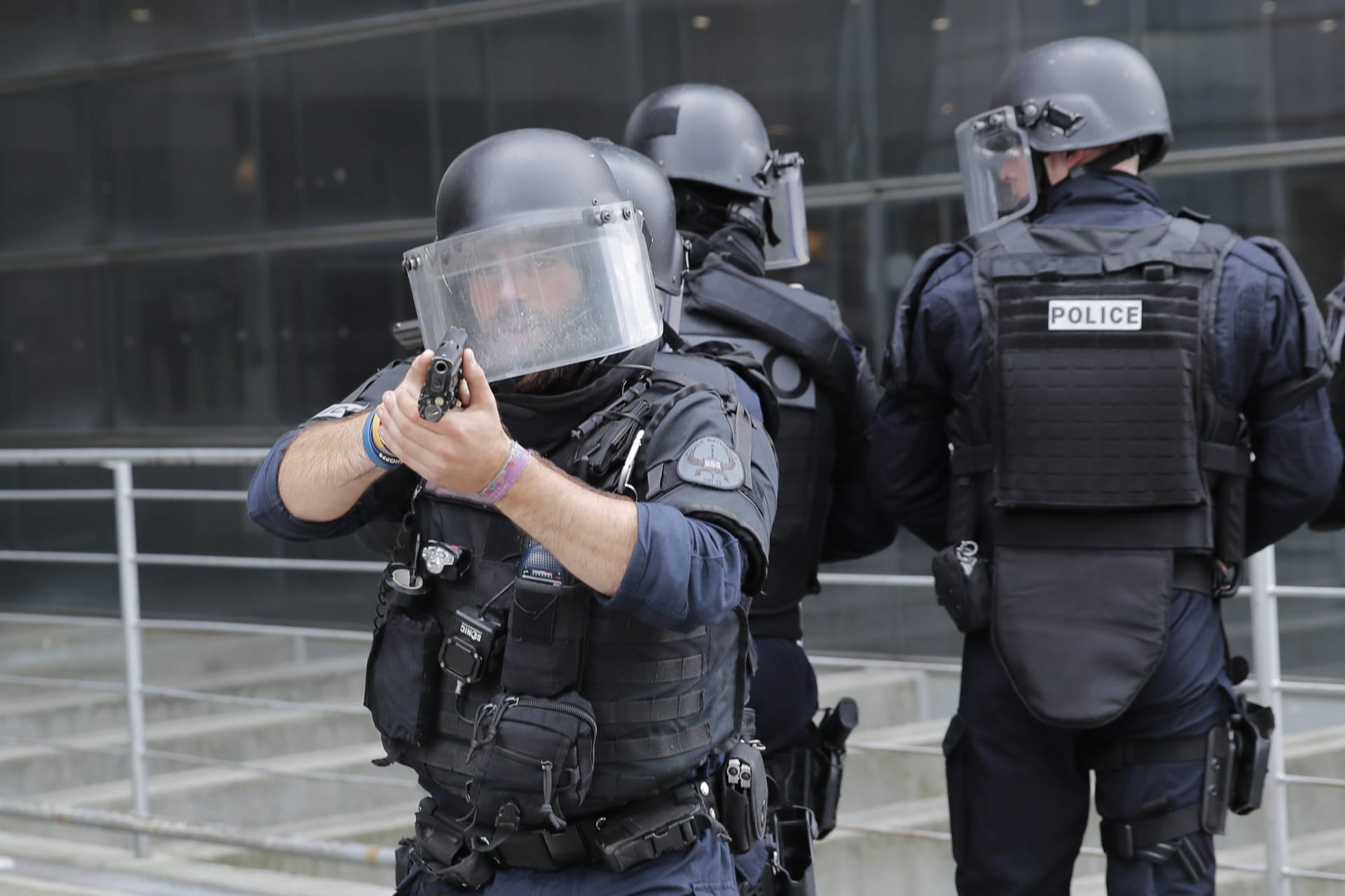 Francouzská policie dnes dopoledne uzavřela nákupní centrum v obchodní čtvrti La Défense.