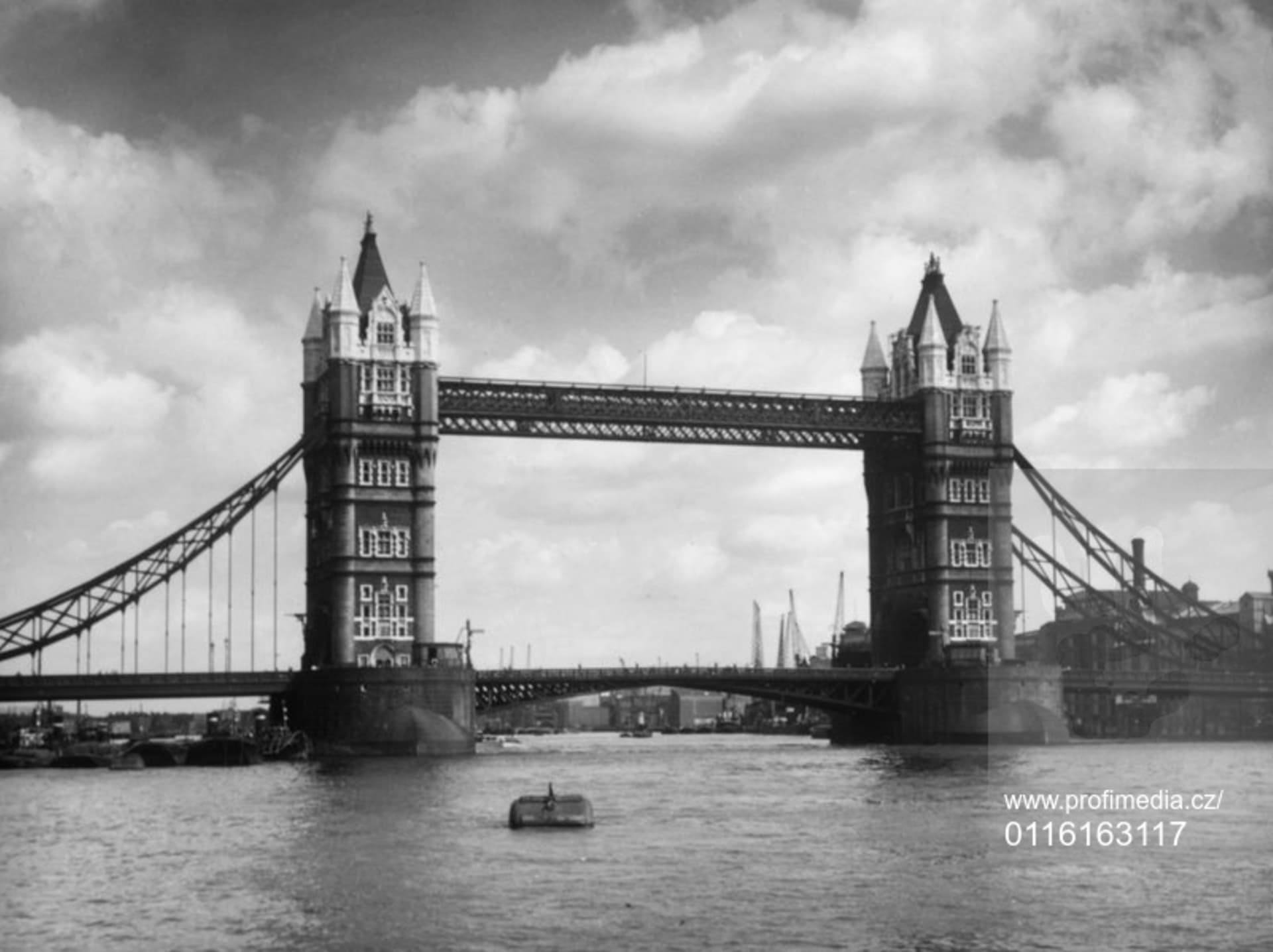 Tower Bridge spojuje londýnské čtvrti London Borough of Tower a London Borough of Southwark.