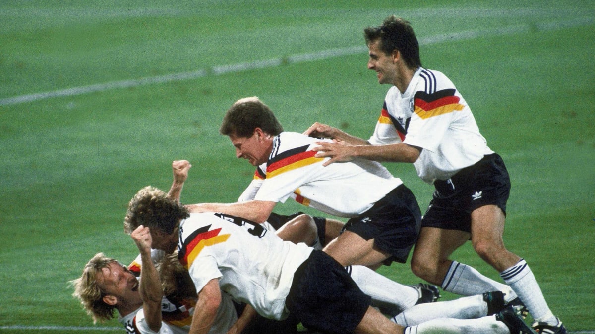 Německý fotbalista Jürgen Kohler (vpravo nahoře) se raduje se spoluhráči z německé reprezentace ze zisku titulu mistrů světa na šampionátu 1990 v Itálii. Ke 30. výročí zápasu ČeskoslovenskoNěmecko 0:1 poskytl Kohler CNN Prima NEWS exkluzivní rozhovor.