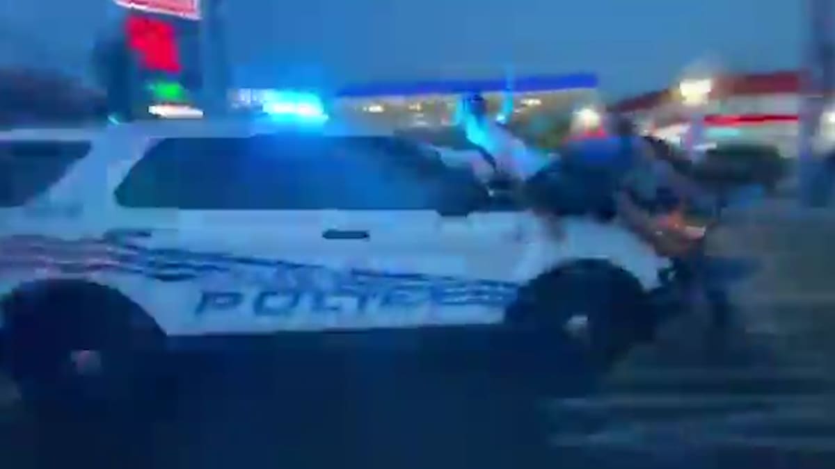 Policejní auto v Detroitu si razilo cestu skrze protestující