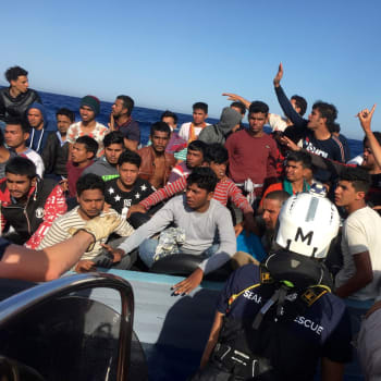 Skupina několika desítek migrantů, které 25. června zachránila nedaleko italského ostrova Lampedusa loď Ocean Viking