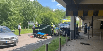 Nehoda policejního auta na pražském Zličíně: Na místě byli čtyři zranění