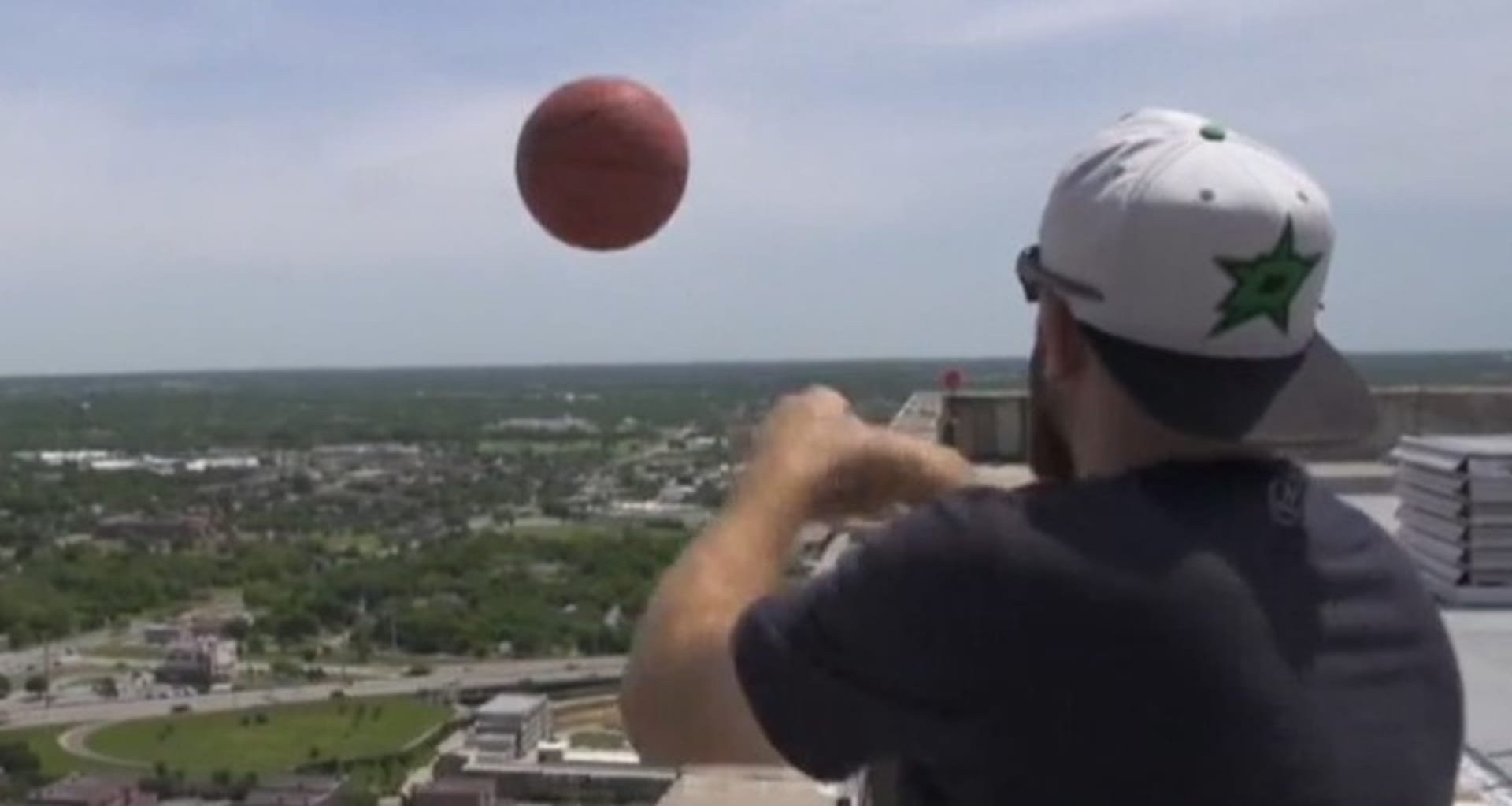 Parta chlapíků milujících basketbal trefí míčem do koše ze 162 metrů vysokého mrakodrapu. 