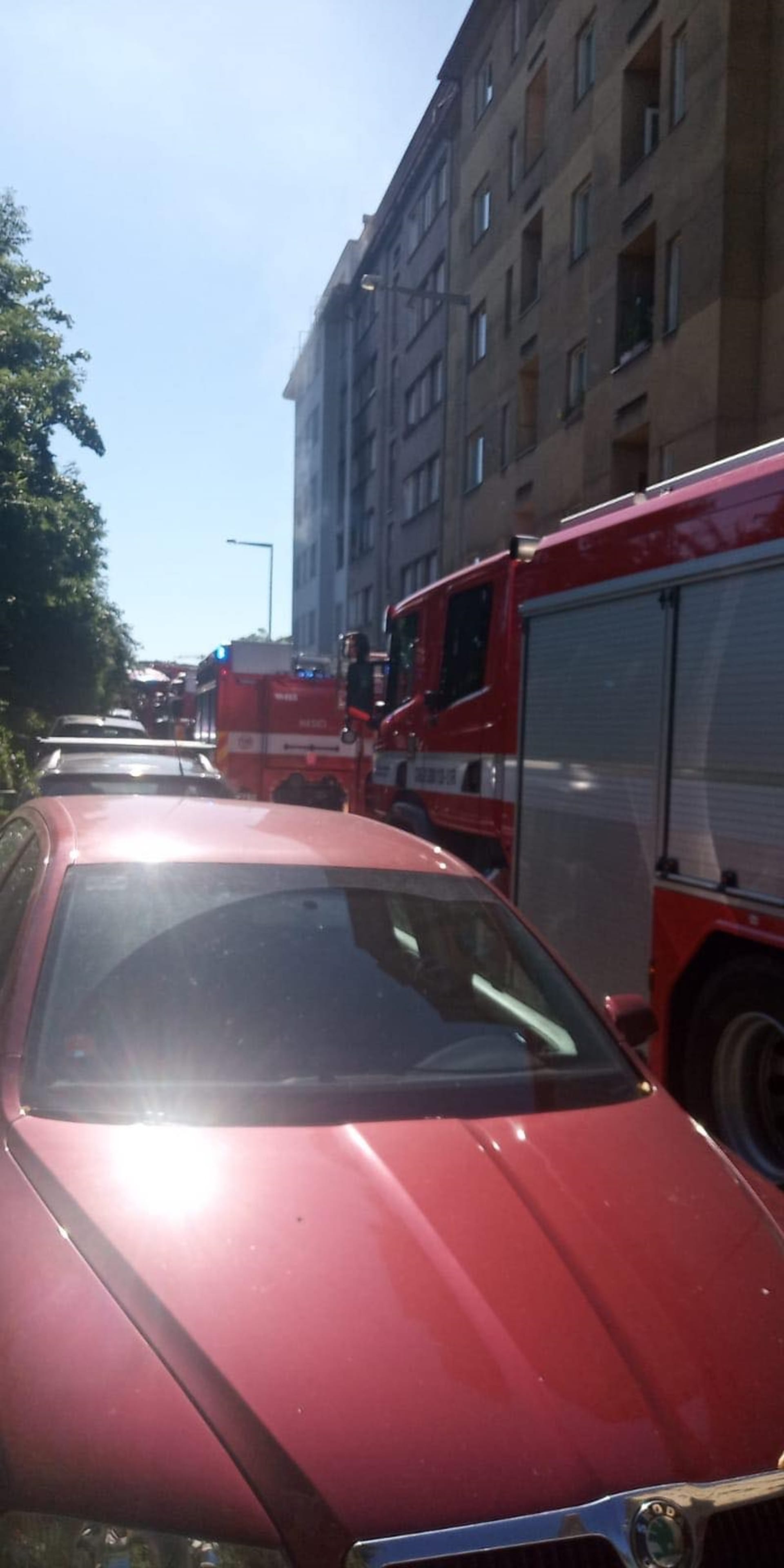 V Holešovicích zasahovalo u výbuchu a následného požáru dvou bytů několik jednotek hasičů. 