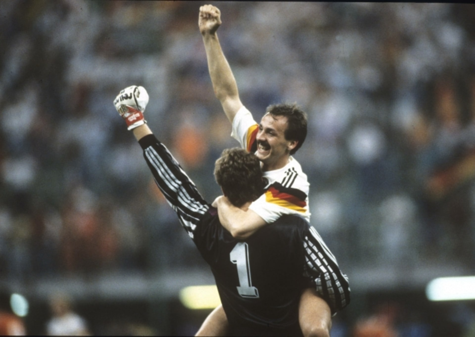 Jürgen Kohler slaví s brankářem Torwartem Bodem vítězství nad Nizozemskem na mistrovství světa v 1990 (zdroj: IMAGO sportfotodienst)