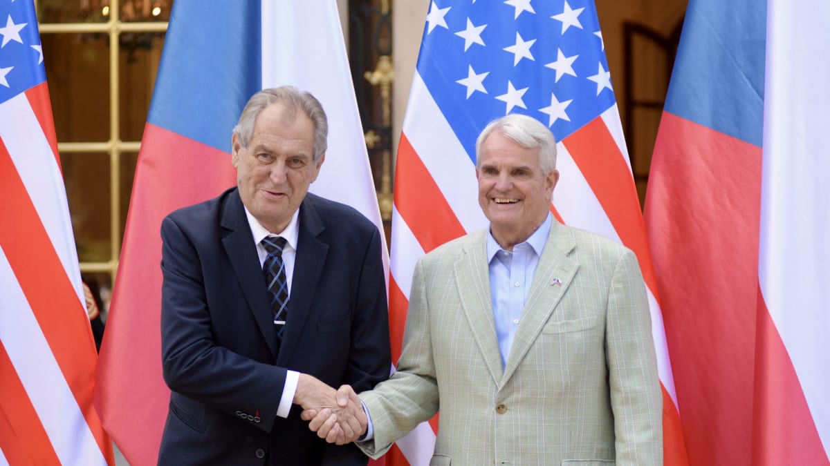 Miloš Zeman v rezidenci amerického velvyslance (zdroj: Twitter Jiřího Ovčáčka)