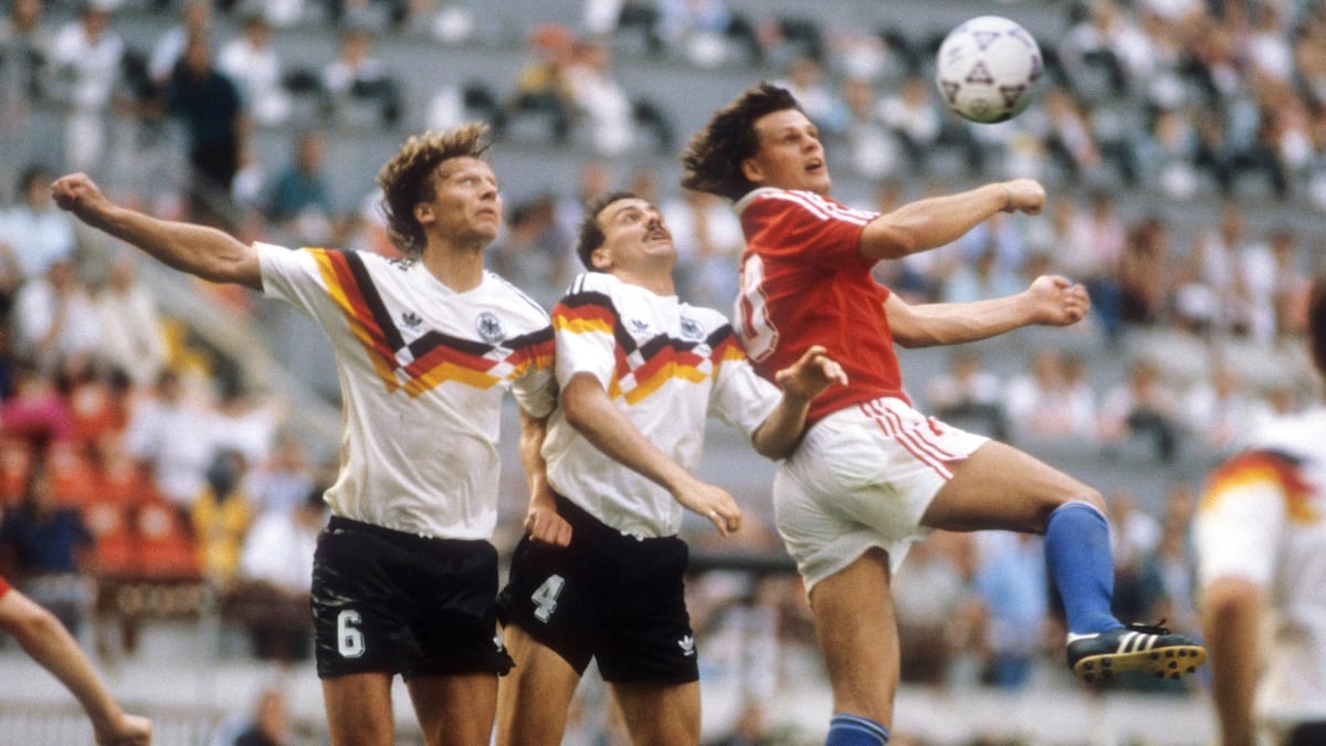 Jürgen Kohler (uprostřed) v hlavičkovém souboji se svým spoluhráčem Andreasem Brehmem a útočníkem Tomášem Skuhravým během čtvrtfinálového utkání na MS 1990 Československo-Německo 0:1