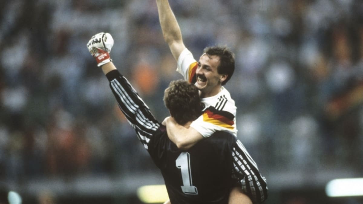 Jürgen Kohler slaví s brankářem Torwartem Bodem vítězství nad Nizozemskem na mistrovství světa v 1990 (zdroj: IMAGO sportfotodienst)