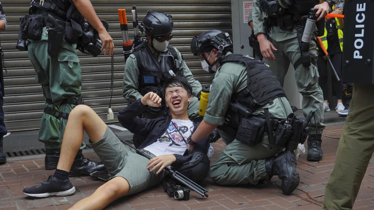 Novinář svalený k zemi během protestů v Hongkongu