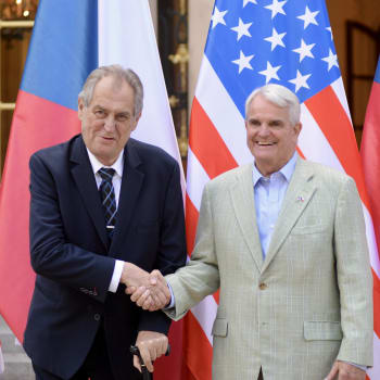 Prezident Miloš Zeman v rezidenci velvyslance Spojených států amerických. Foto: Twitter/Jiří Ovčáček