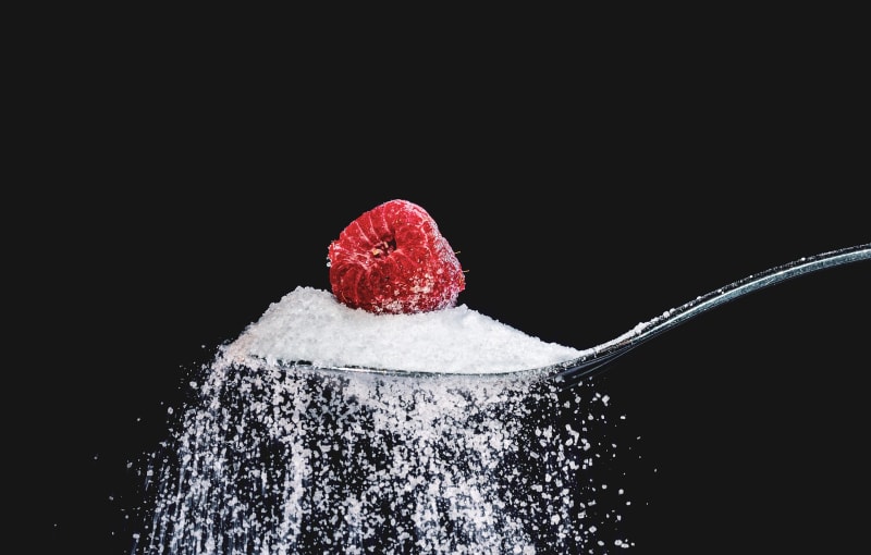Práškový cukr je základní složkou receptury vědců z Rice University. Ti pomocí něho a 3D tisku vyrábějí složité konstrukce napodobující větvení krevních cév, které udržují naživu buňky imitující skutečné buněčné tkáně. Zdroj: Rice University