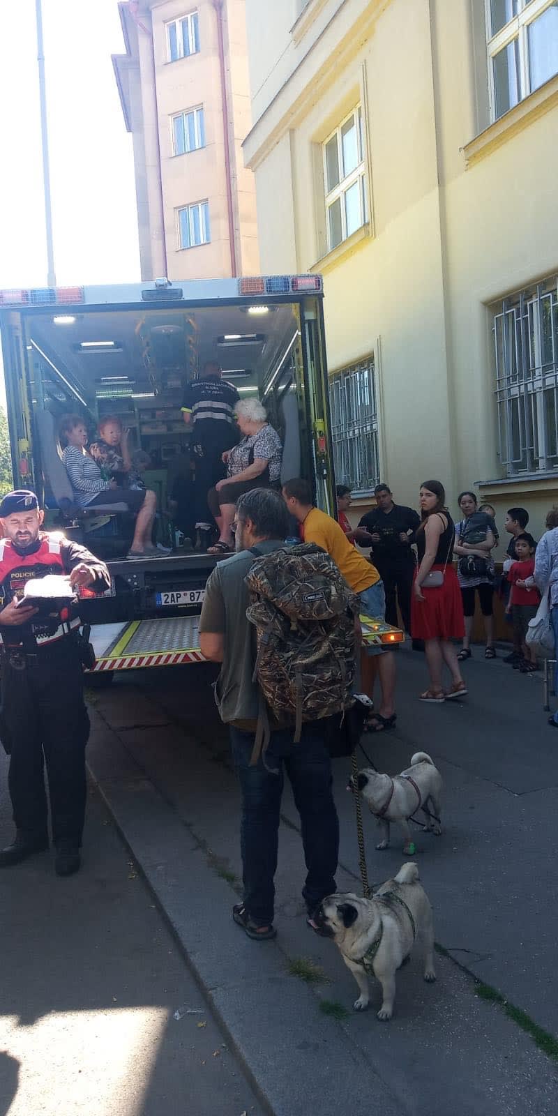 V Holešovicích zasahovalo u výbuchu a následného požáru dvou bytů několik jednotek hasičů. 