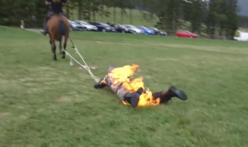 Muž se nechal půl kilometru vláčet zapálený za koněm v rychlosti 35 km v hodině.