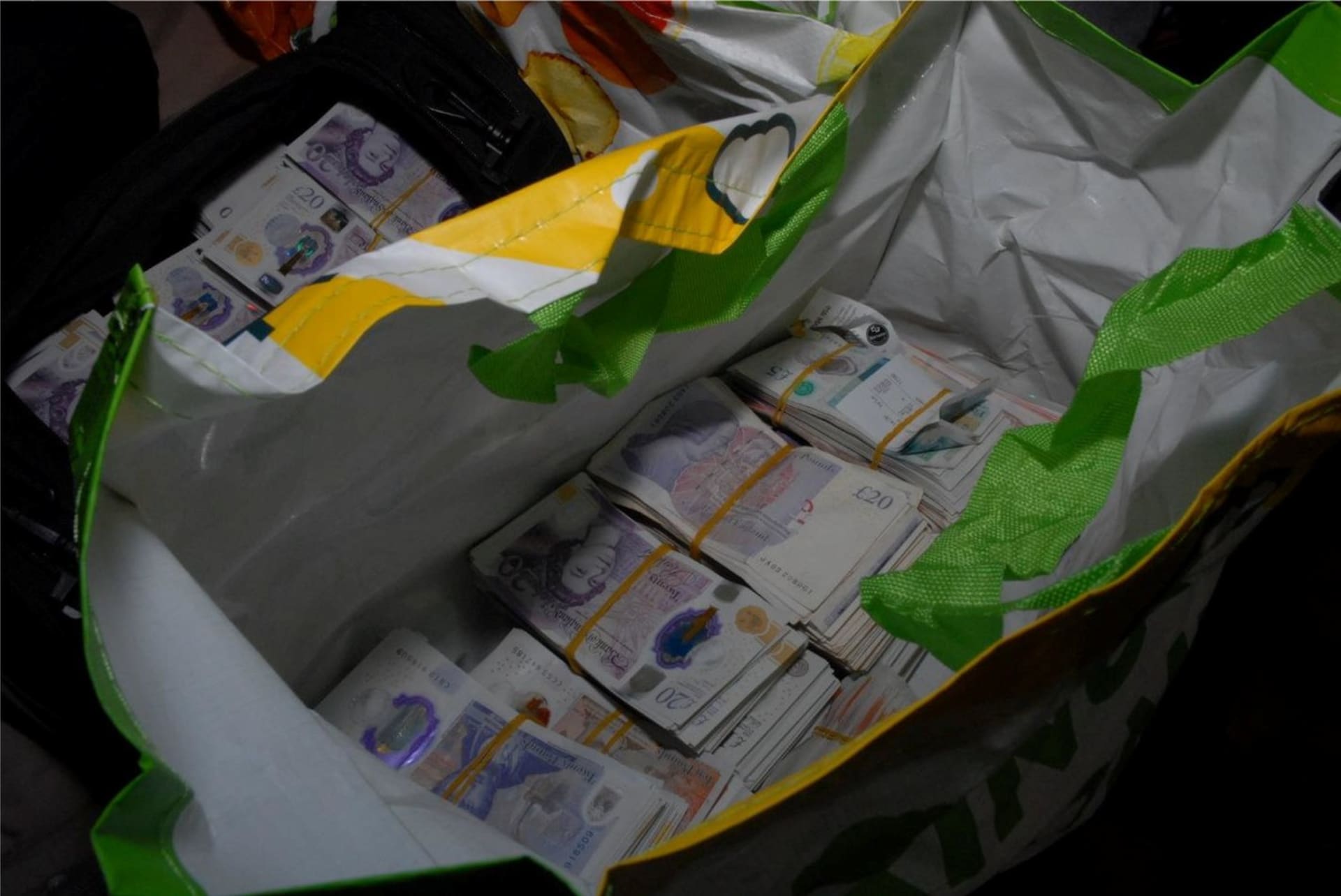 Peníze, které zabavili britští policisté při razii poté, co Evropská policie prolomila šifrovanou komunikaci zločinců. 